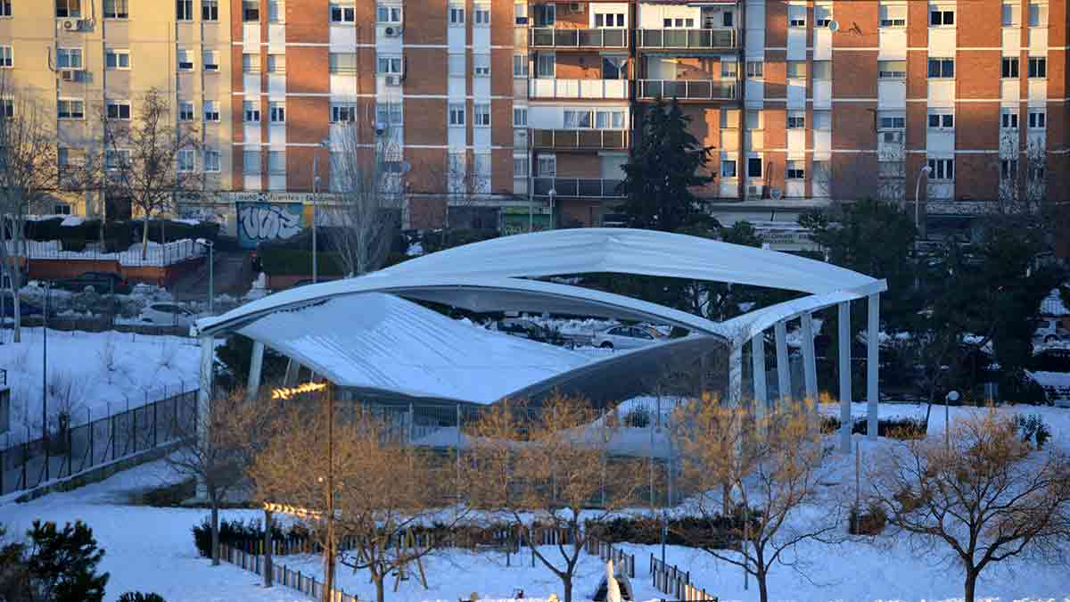 Cubierta hundida por el peso de la nieve.
