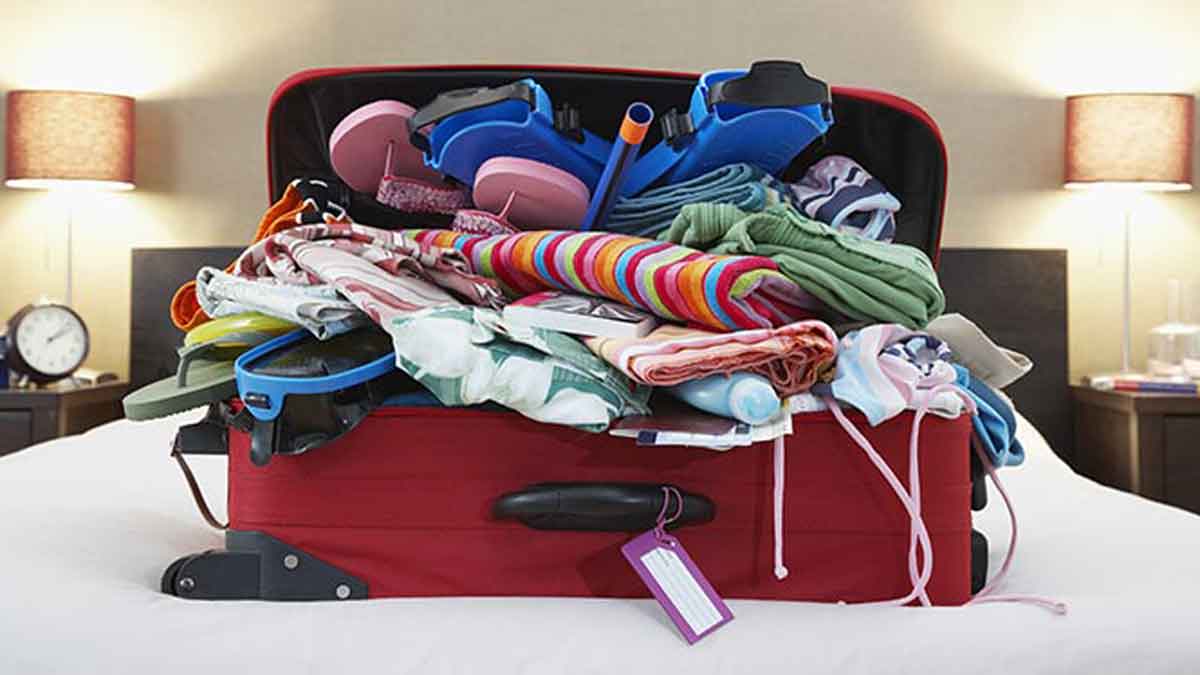 Maleta llena de ropa