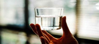¿Beber agua adelgaza? No, esta es la explicación científica