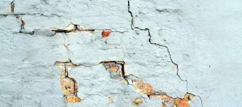 Grietas en la pared de una vivienda