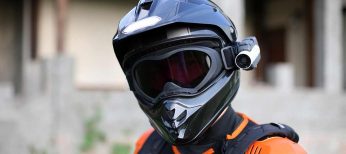 ¿Me pueden poner una multa por llevar cámara en el casco de la moto?