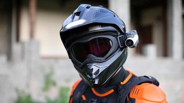 ¿Me pueden poner una multa por llevar cámara en el casco de la moto?
