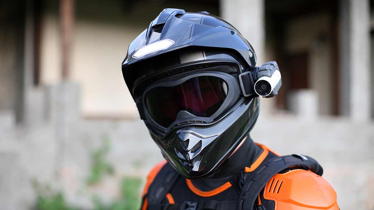 Me pueden poner multa por llevar cámara en el casco la moto?