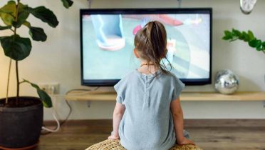 ¿Es malo que los niños vean la televisión? Cómo evitarlo y negociar con ellos