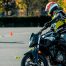 Una persona dando clases de conducir en moto en circuito.