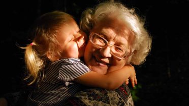 Día de los abuelos: soledad, pobreza y sin sueldo como cuidadores de nietos