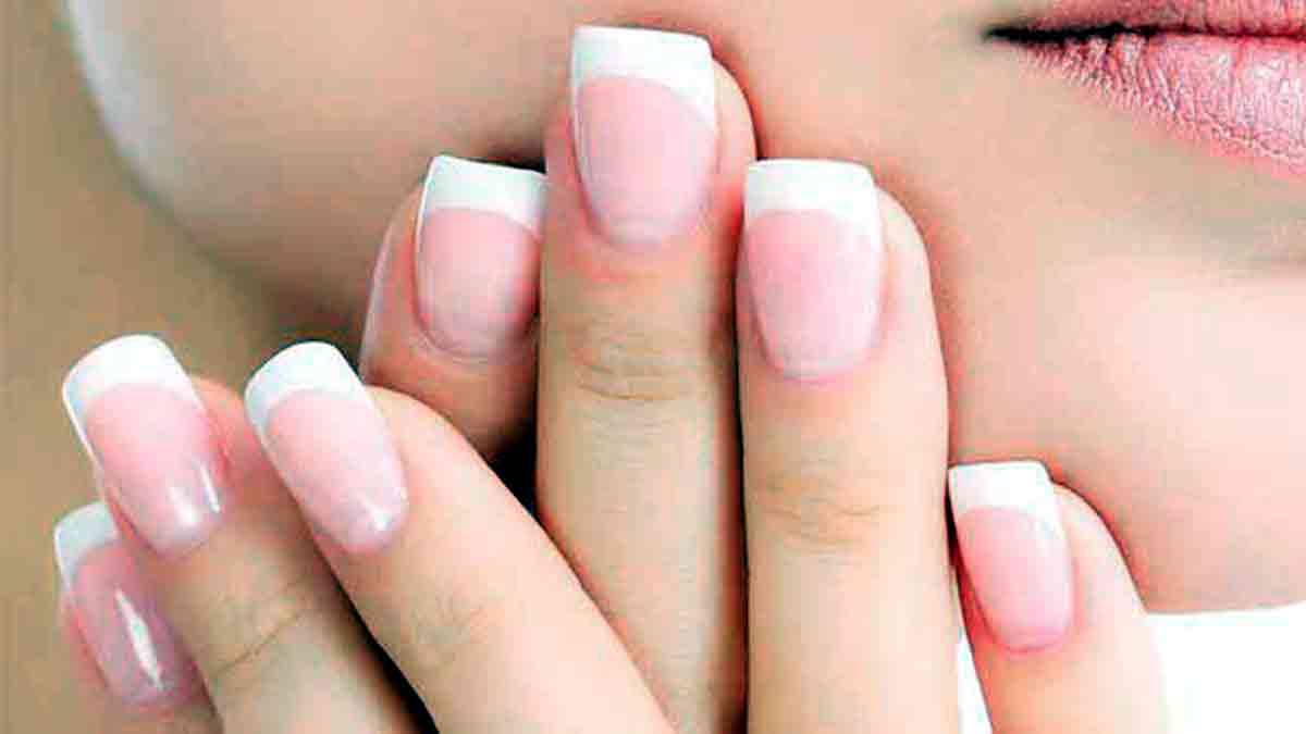 Acabado de uñas tras una manicura francesa