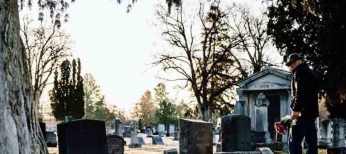 El entierro en un cementerio, uno de los trámites obligatorios que hacer cuando alguien muere.