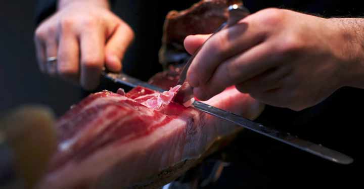 Cortar jamón ibérico.