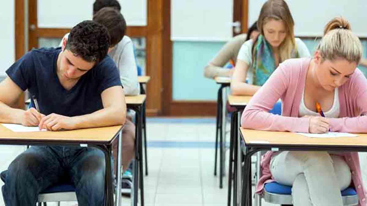 Estudiantes haciendo un examen de selectividad