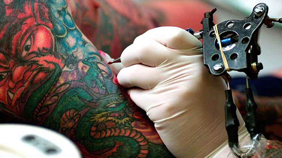 Persona haciendo tatuaje