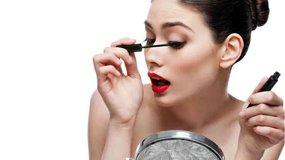 Mujer maquillándose ante un espejo