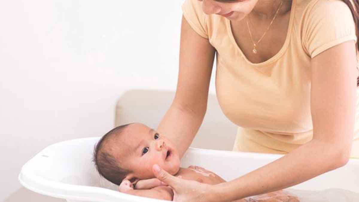 Cómo bañar a un bebé recién nacido