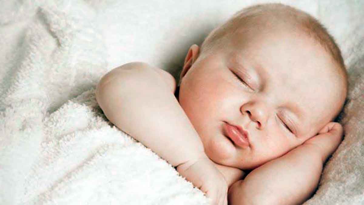 Mejor postura para dejar a un bebé recién nacido dormido