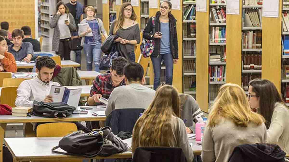 Estudiantes en una biblioteca