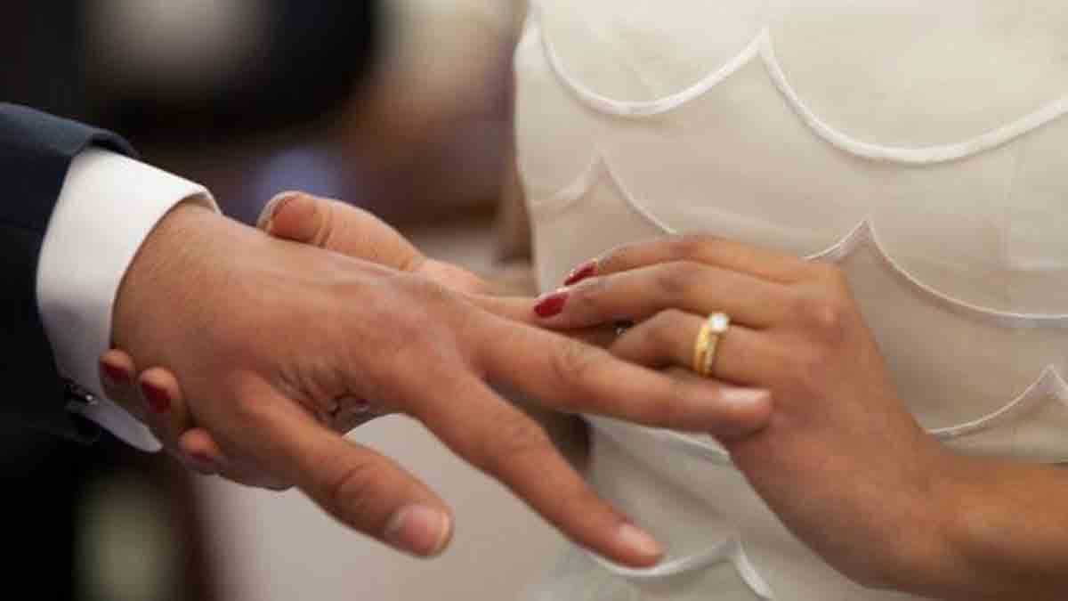 Poner los anillos en una boda