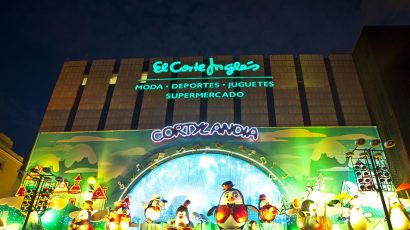 Edificio de El Corte Inglés con la decoración navideña de Cortylandia.