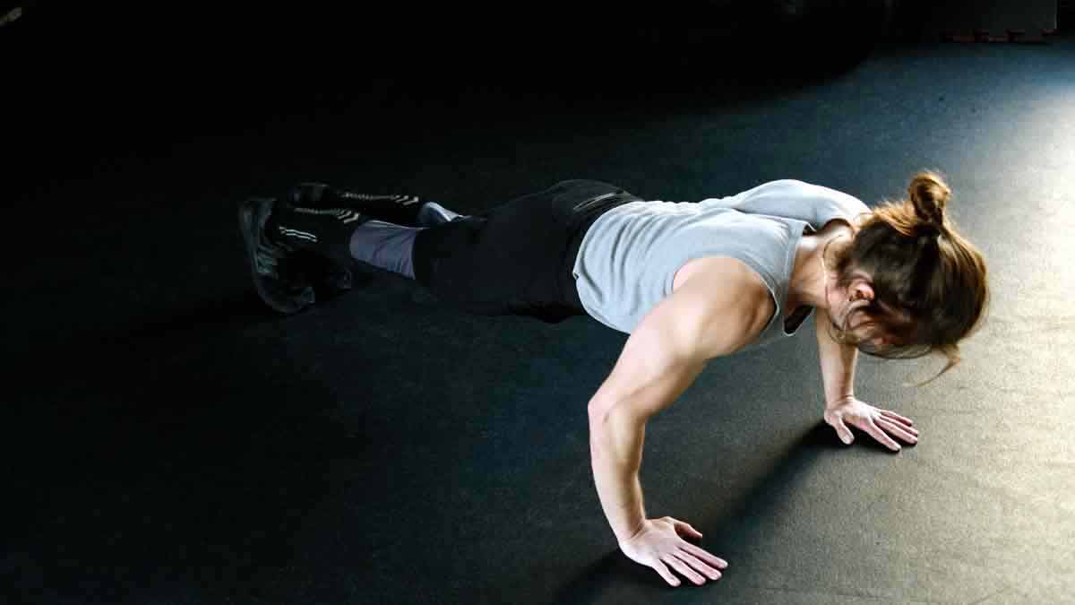 Cómo hacer las flexiones con los brazos abiertos