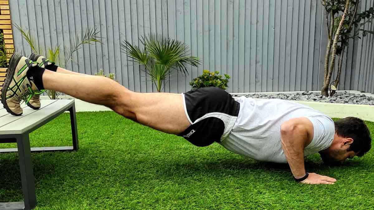 Flexiones con los pies en alto para trabajar los pectorales