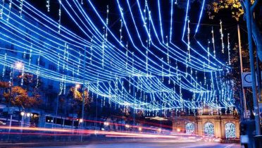Cómo ver las luces de Navidad en un taxi Tesla con techo panorámico