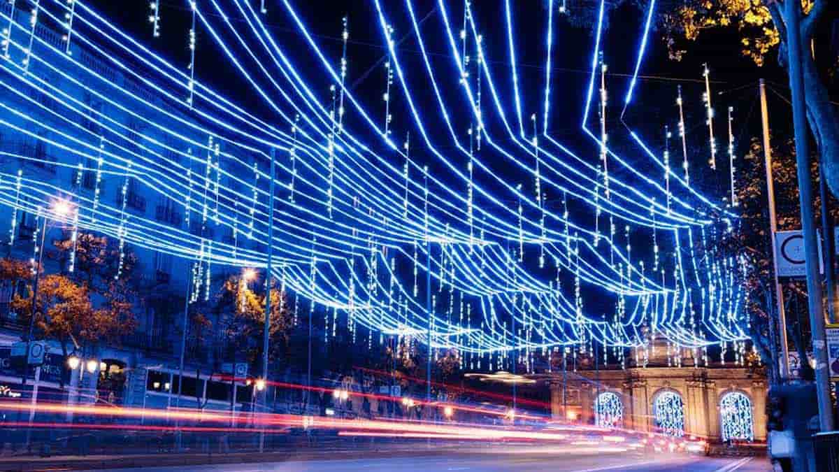 Cómo ver las luces de Navidad en un taxi Tesla con techo panorámico