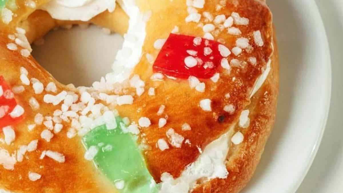 Roscón relleno de nata.