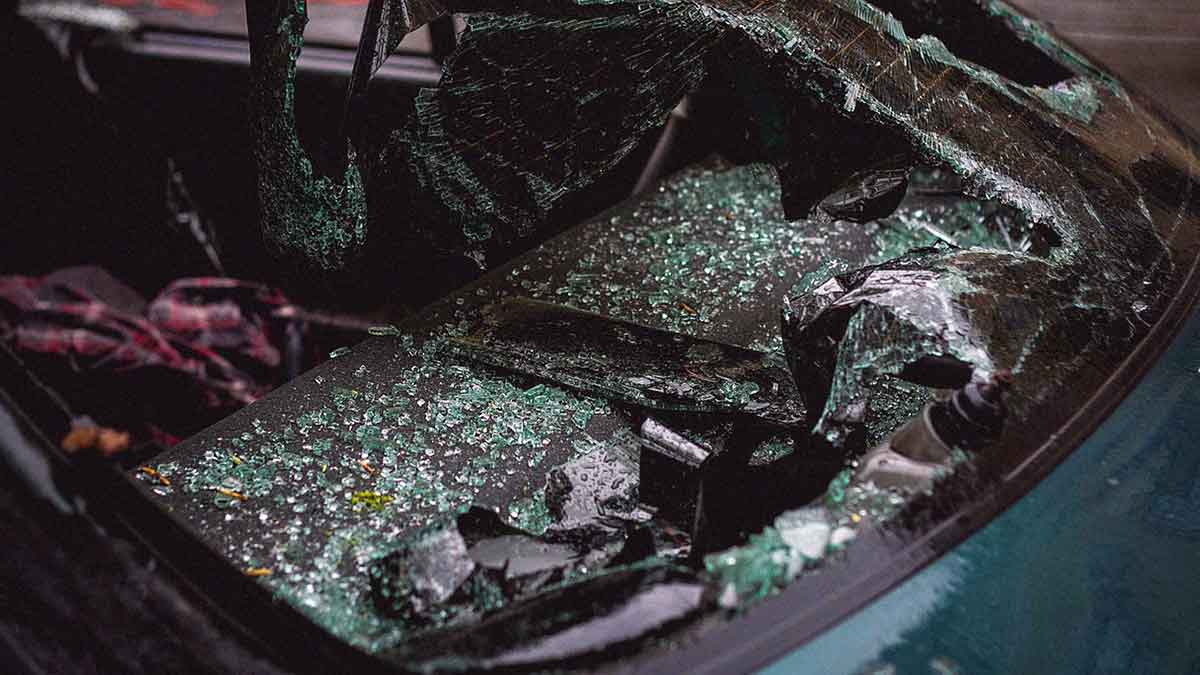 Rotura de luna delantera del coche.