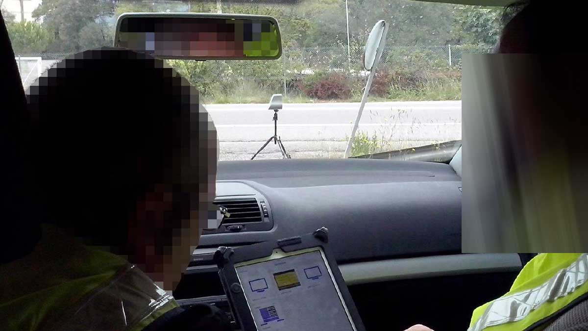 Agentes de tráfico controlan veloláser con una tablet