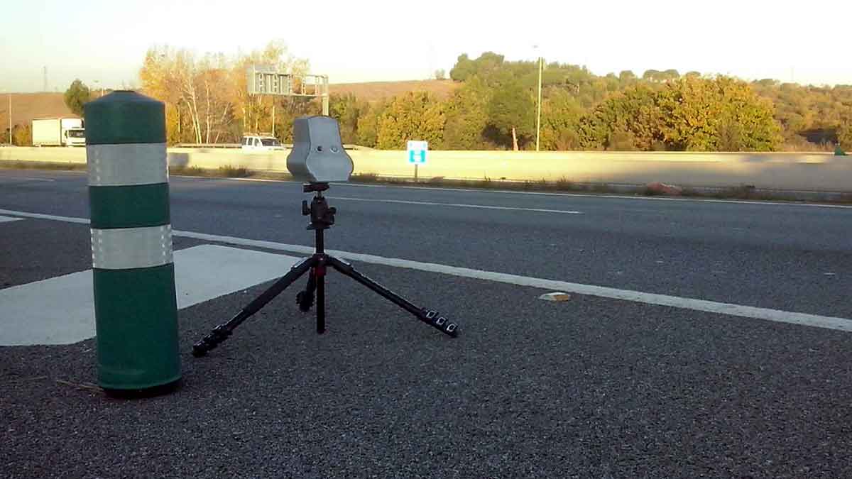 Radar veloláser instalado en un trípode