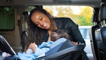 ¿Cuándo pueden viajar los niños en el asiento delantero del coche?