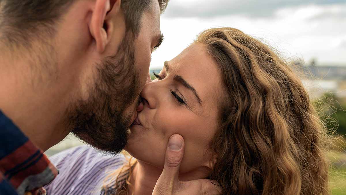 Beso de pareja