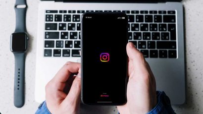 Una persona entrando a Instagram desde su móvil.