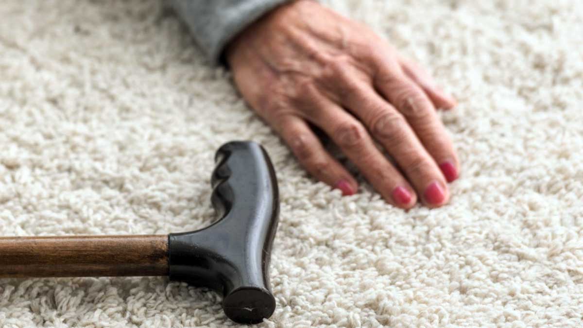 Una anciana caída en el suelo de su casa.