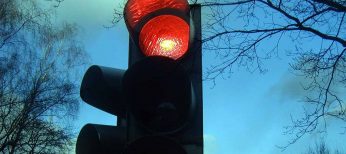 Las 2 excepciones en las que te puedes saltar un semáforo en rojo sin que te multen