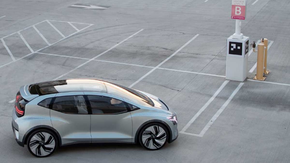 Un coche autónomo aparcando.