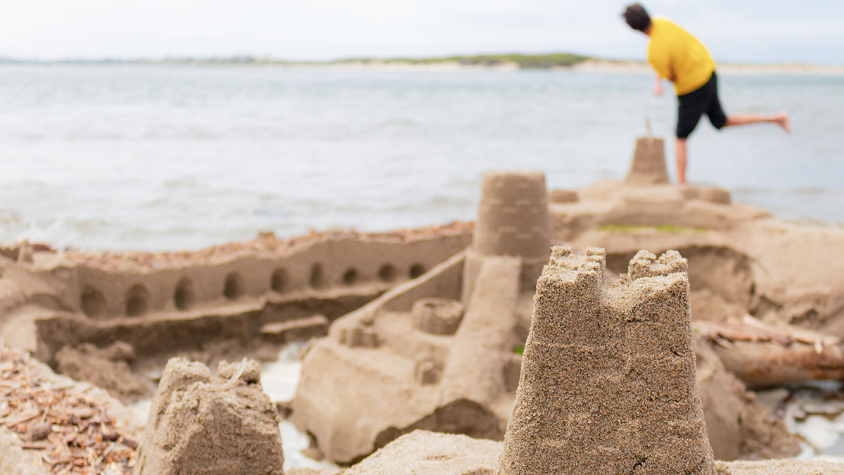 Hacer un castillo de arena muy grande puede suponer una multa.