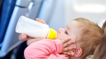 Es fundamental proteger los oídos de los niños al viajar en avión.