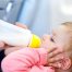 Es fundamental proteger los oídos de los niños al viajar en avión.