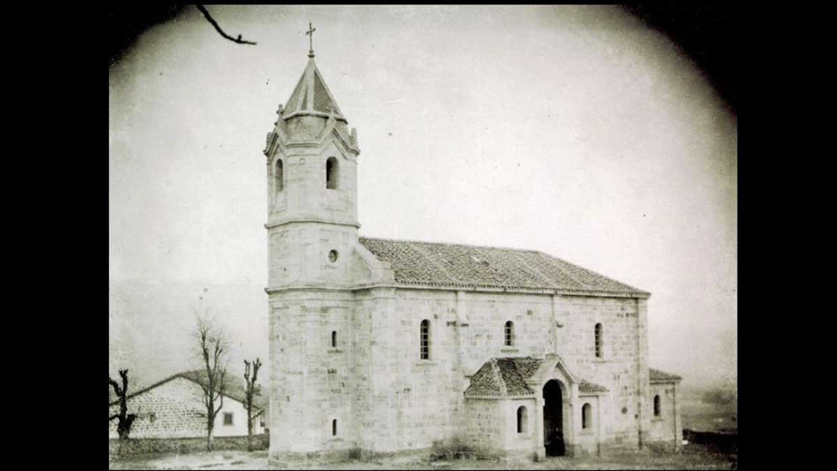 Antigua Iglesia de Las Rozas de Valdearroyo con el campanario original.