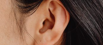 Cómo quitar un tapón de cera del oído en casa