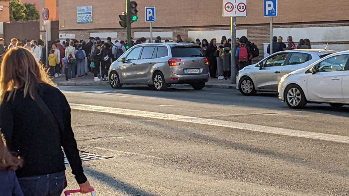 La multa que pueden ponerte por aparcar en la puerta del colegio