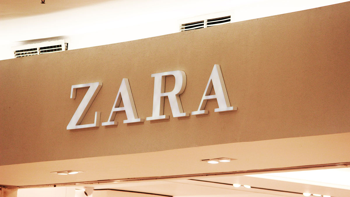 Logo de Zara en una tienda