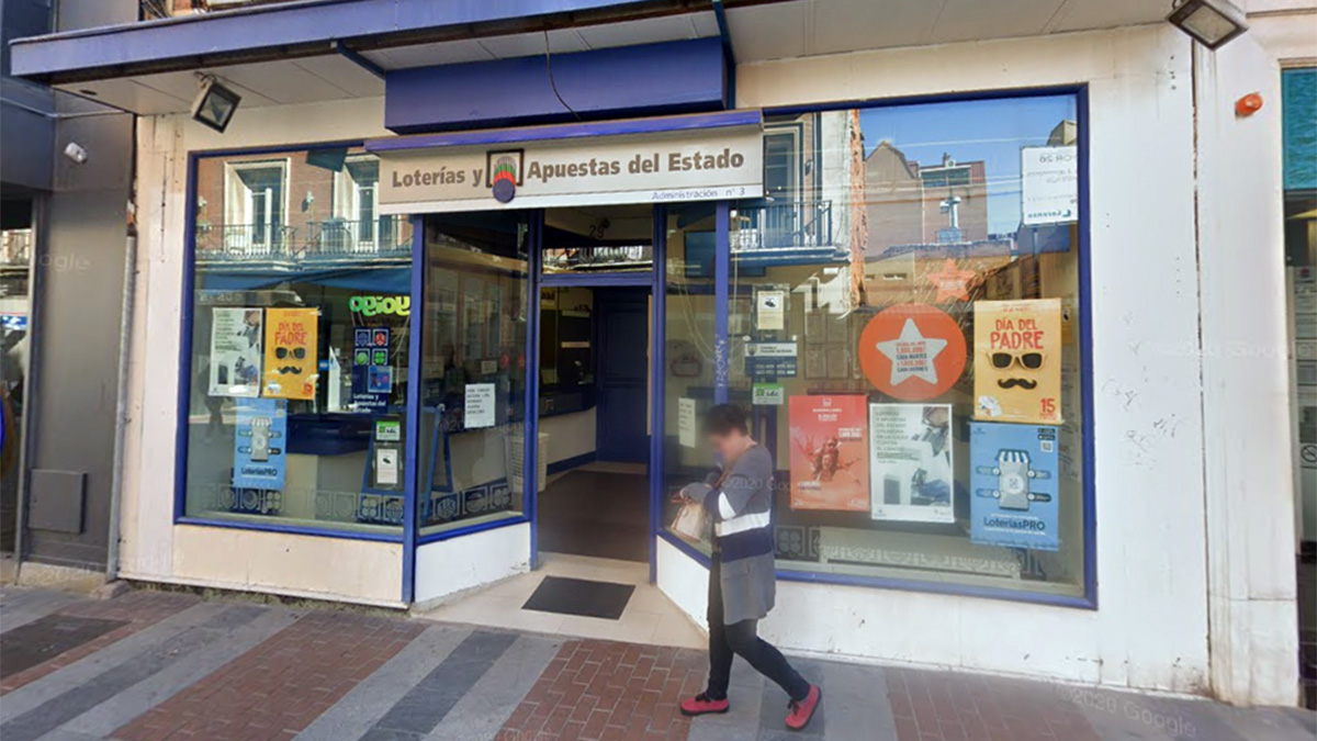 ¿Es legal que te cobren dos euros de más al comprar un décimo de Lotería de Navidad?