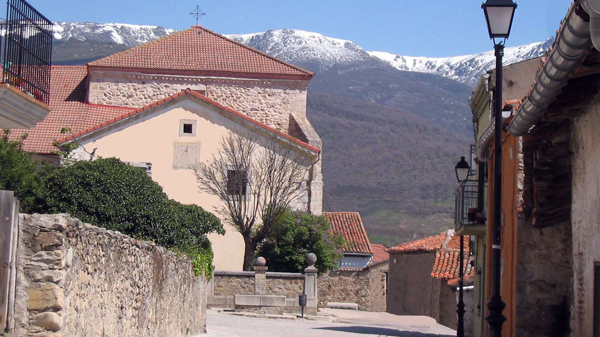 Vista de una calle de Rascafría