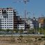Grúas en Madrid, con viviendas en construcción.