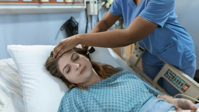 Una mujer ingresada en un hospital.