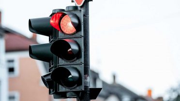 Cuál es la multa por saltarse un semáforo en rojo o ámbar