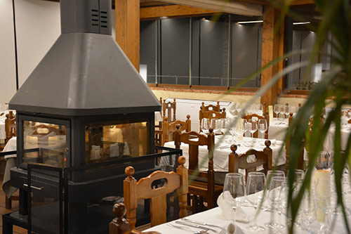 Comedor con chimenea
