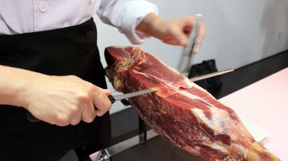 Cómo cortar un jamón en casa como los maestros jamoneros