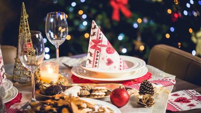 Cómo decorar una mesa de Navidad elegante de una forma fácil y con poco dinero